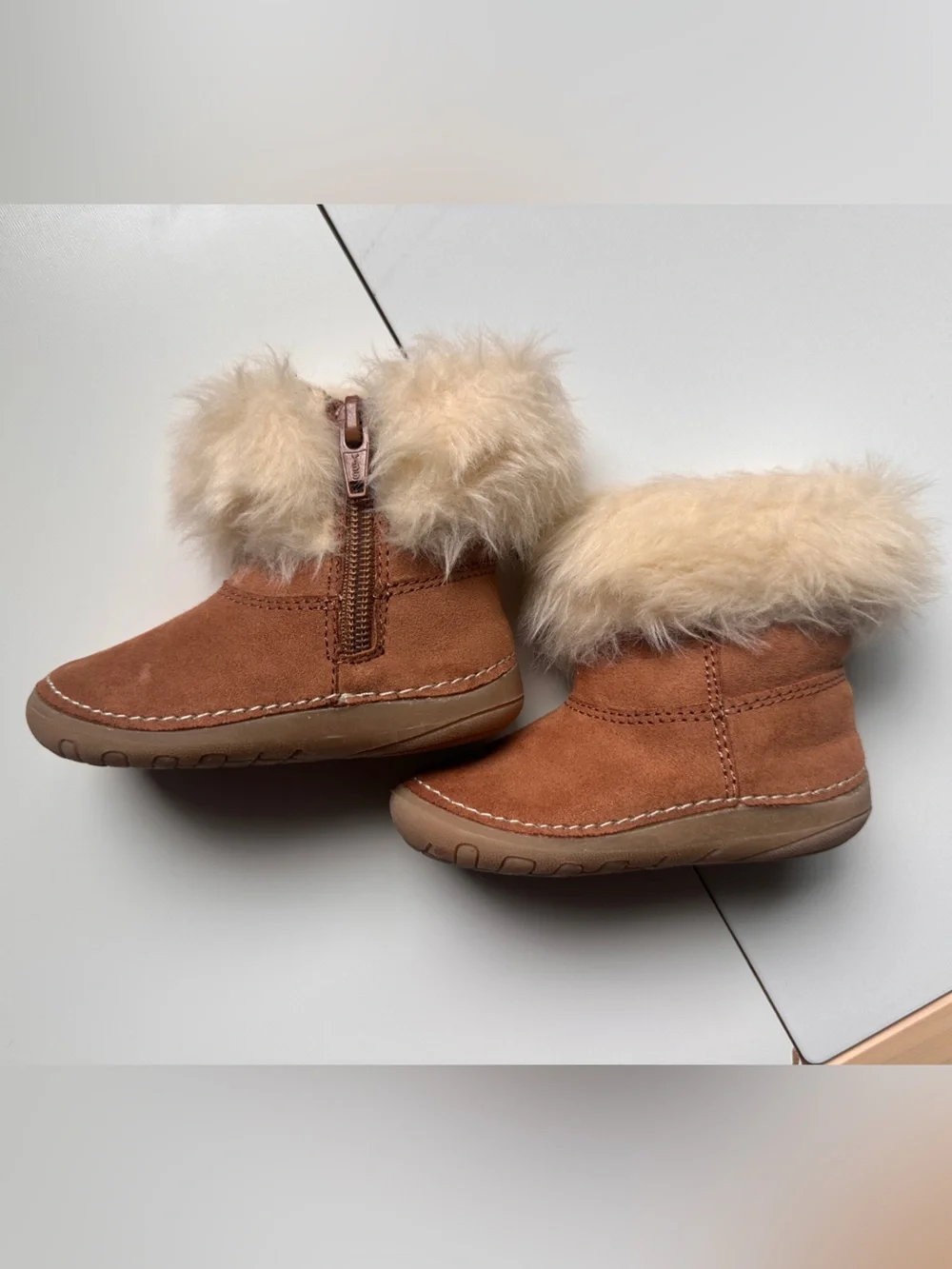 Genuine Kids from OshKosh Tan Boots with Faux Fur Trim Baby Toddler 4